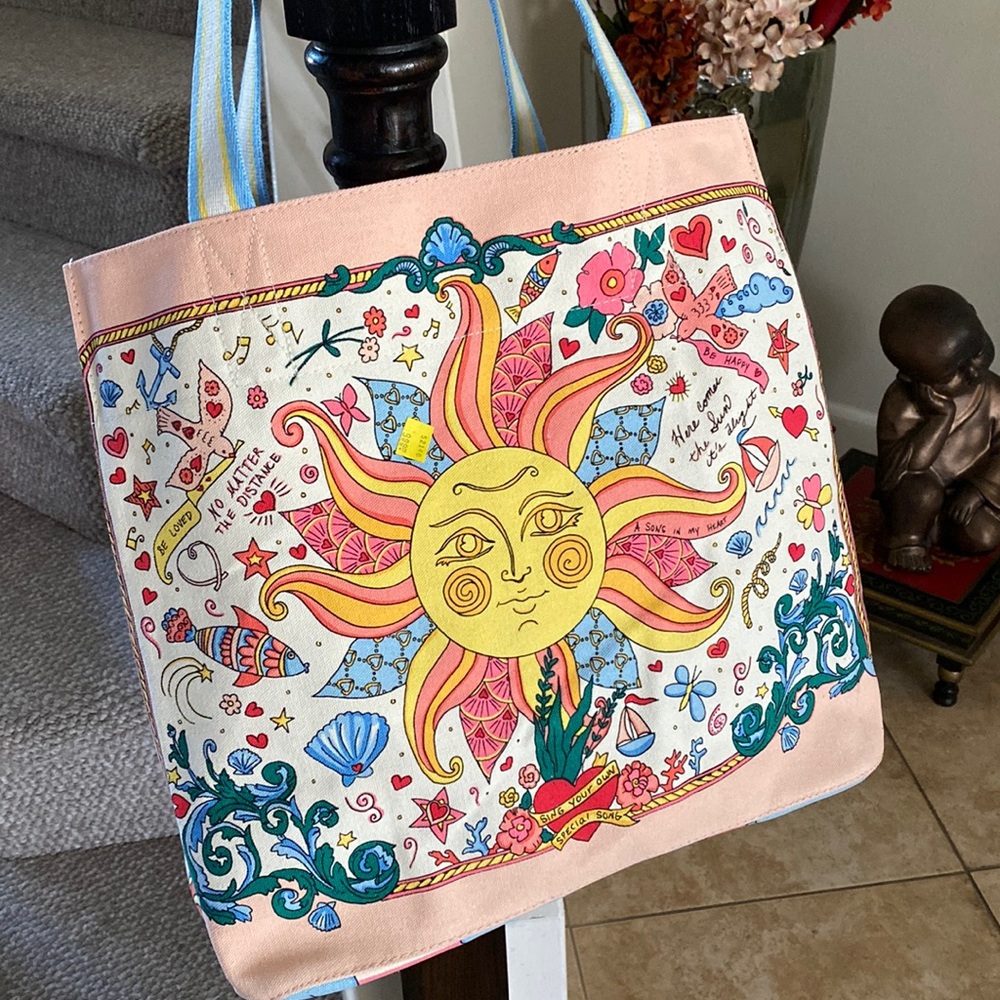 Wonderful and beautiful bright tote for your next cruise 😍